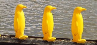 Скульптура «Марш пингвинов через Влтаву»