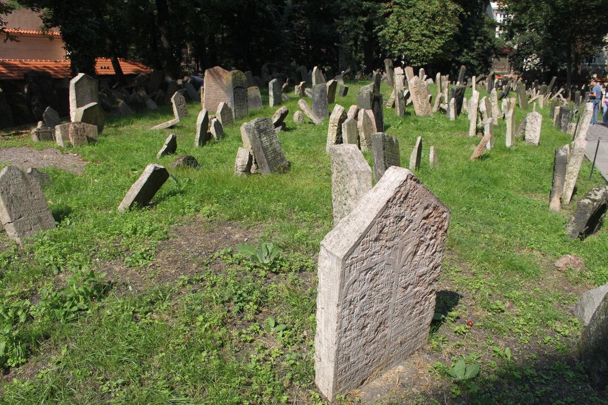 Еврейское кладбище в праге фото