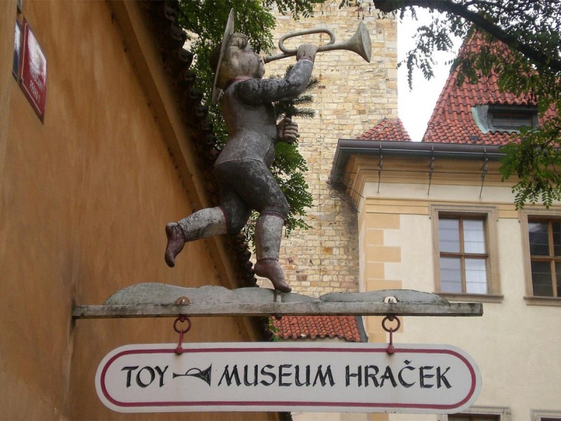 Музей игрушек в Праге - табличка