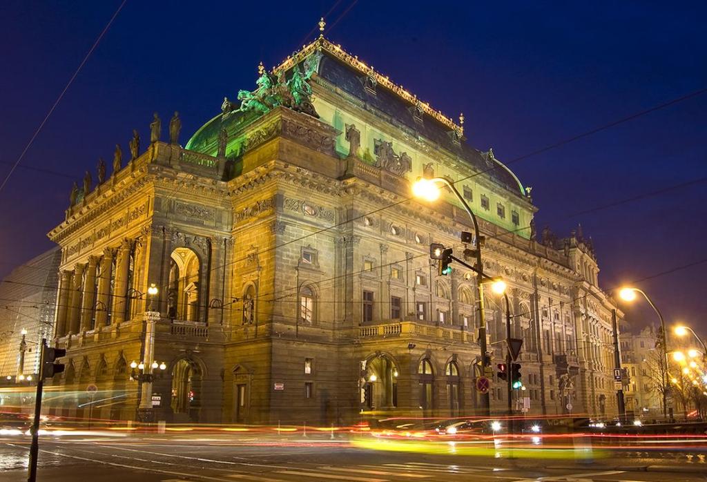 Национальный театр Праги - вечером