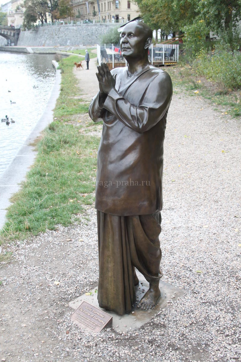 Скульптура молящегося человека