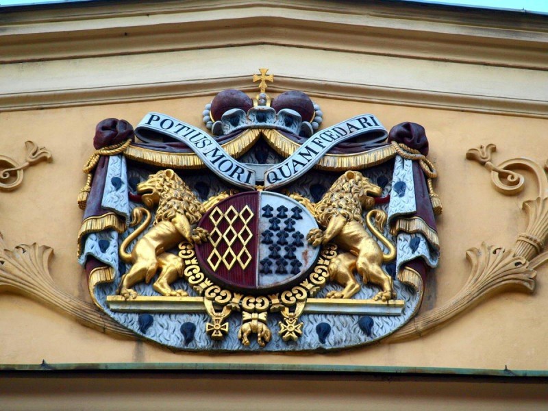 Роганский дворец - герб