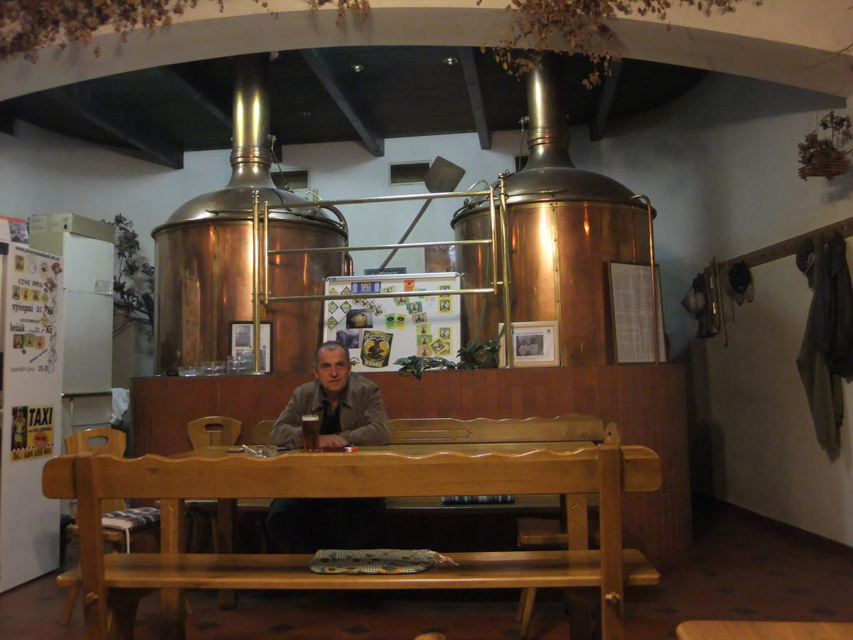 Старая пивоварня. Пивной источник. Деревенская пивоварня в Чехии. Пивница башня. Город Жамберк Чехия.